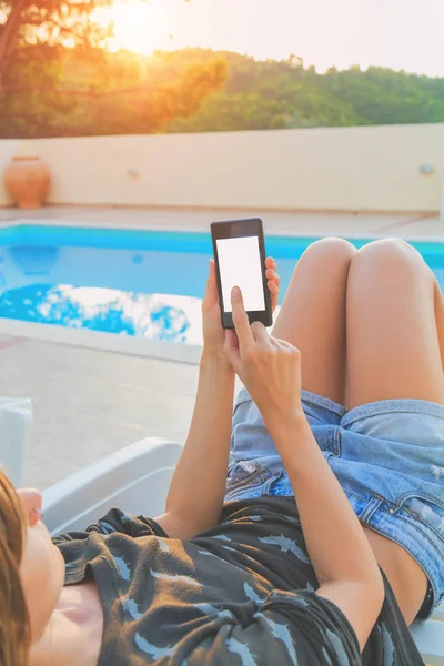 Jonge Vrouw Met Behulp Van Smartphone Buiten — Stockfoto