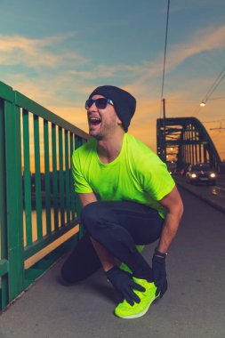 Genç adam koşu kadeh 