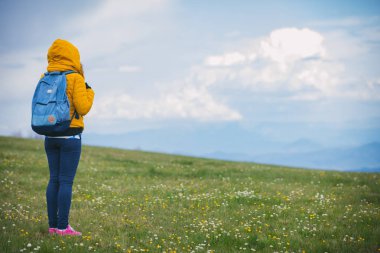 Doğanın keyfini ve ücretsiz duygu genç kadın.