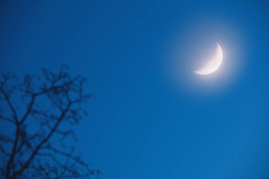 Gece veya akşam dağ ay görünümünden