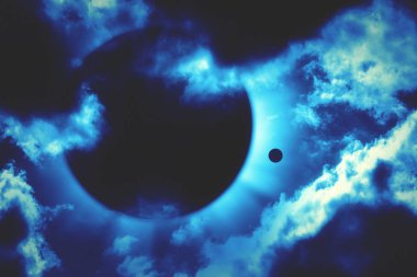 Uzay kavramı gece gökyüzünde gezegenler ile parlak yıldızlar dizini 