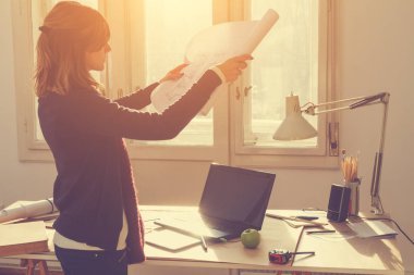 Ofiste çalışan genç bir kadın.