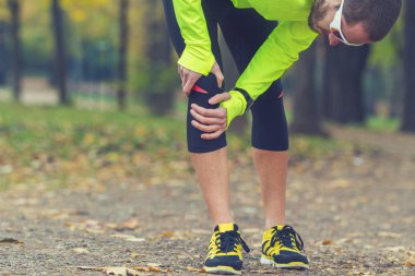 Genç adam koşu kadeh 