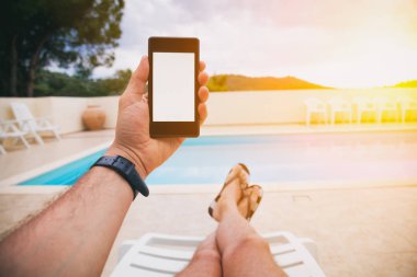 Havuzun cep telefonu kullanan adam.