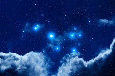 kabarık bulutlar, boşluk kavramı ile gece gökyüzünde parlayan parlak yıldızlar dizini 