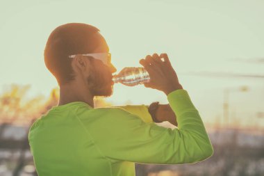 Genç adam koşu kadeh 