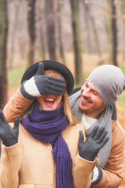 Щасливий Усміхнений Чоловік Покриває Жіночі Очі Рукою Осінньому Парку — стокове фото
