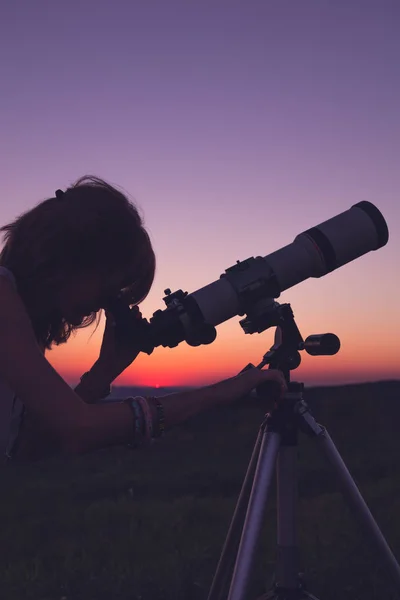 晚上用望远镜的女孩 — 图库照片