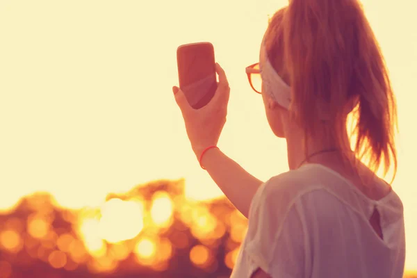 Mujer Con Estilo Tomando Selfie Teléfono Inteligente Atardecer — Foto de Stock