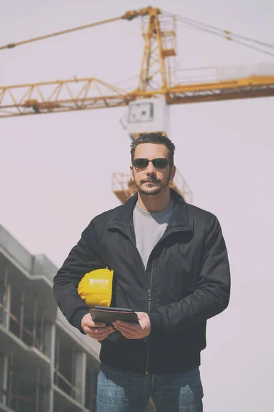 Capacete Masculino Segurando Capacete Segurança Tablet Local Construção Com Guindaste — Fotografia de Stock