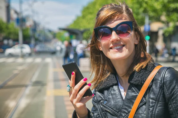 Γυναίκα Γυαλιά Ηλίου Που Μιλάμε Για Smartphone Ενώ Στέκεται Στο — Φωτογραφία Αρχείου