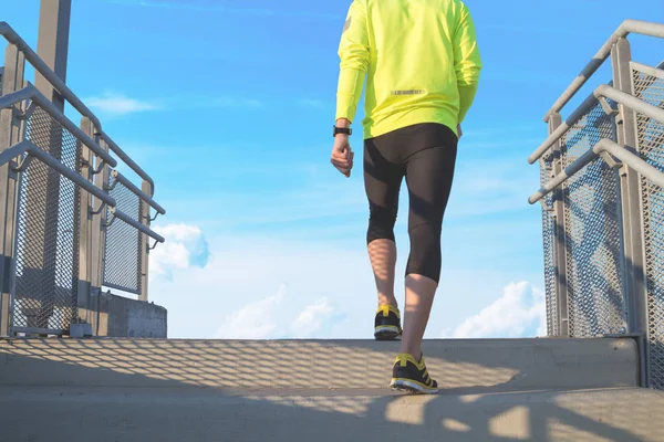 Genç adam koşu kadeh 