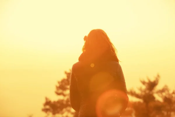 Вид Ззаду Жінки Йде Лісі Заході Сонця — стокове фото