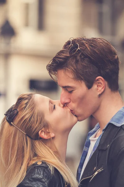 年轻情侣在爱温柔地亲吻在街道上 — 图库照片