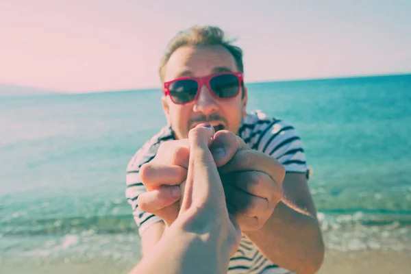 Uomo Che Tiene Mano Femminile Sul Fondo Blu Del Mare — Foto Stock