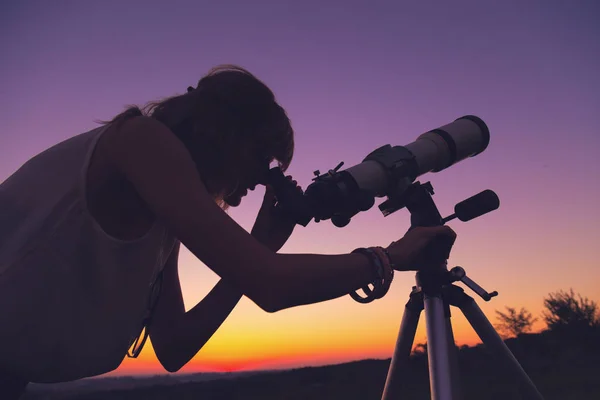 Geceleri Bir Teleskop Kullanan Kız — Stok fotoğraf