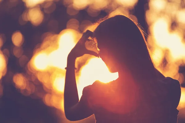 Mädchen Macht Mit Ihren Händen Ein Herz — Stockfoto