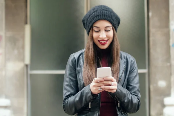 Chica Urbana Sosteniendo Teléfono Celular Aire Libre — Foto de Stock