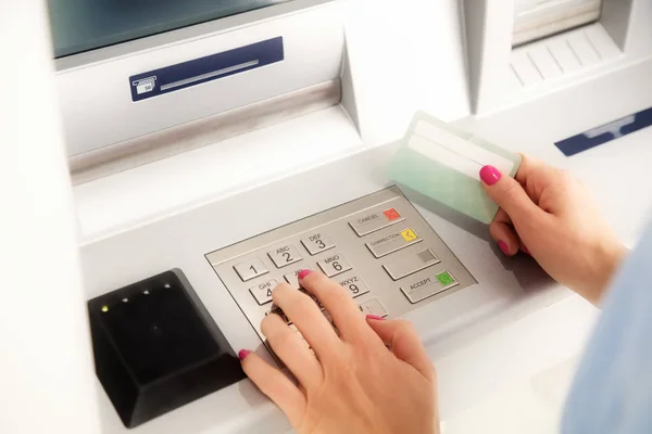 Realiza Transacción Financiera Cerca Atm — Foto de Stock