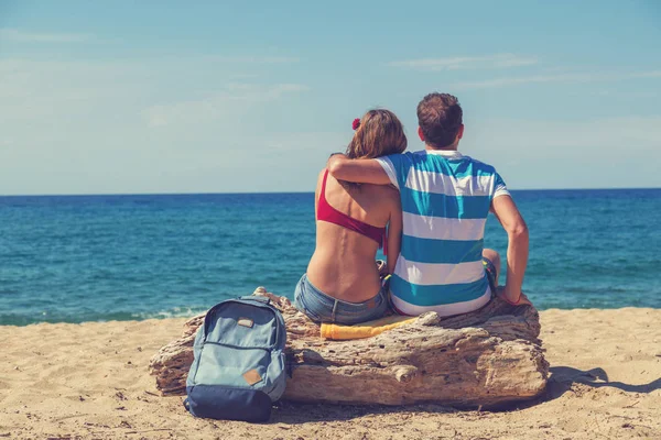 Mutlu çifte bir kumsalda tatil keyfi.