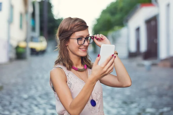 Γυναίκα Γυαλιά Λήψη Selfie Smartphone Ενώ Στέκεται Στην Οδό Θολή — Φωτογραφία Αρχείου