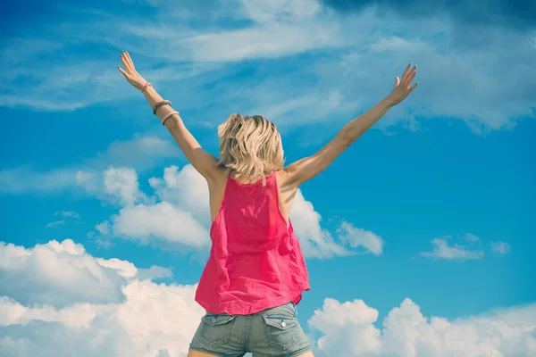 Vista Posteriore Della Donna Piedi Con Braccia Tese Contro Cielo — Foto Stock