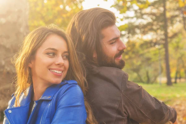 Casal Apaixonado Volta Para Trás Floresta Outono Pôr Sol — Fotografia de Stock