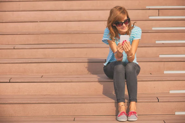 Жінка Літньому Одязі Сидить Коричневих Сходах Приймає Селфі Смартфон — стокове фото