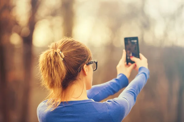 Aranyos Vesz Selfie Smartphone Állva Park — Stock Fotó