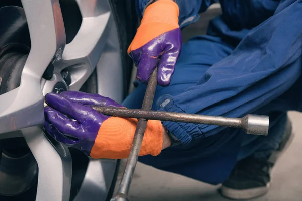 Araba tamircisi Servisi - dükkanı lastik değiştirme.