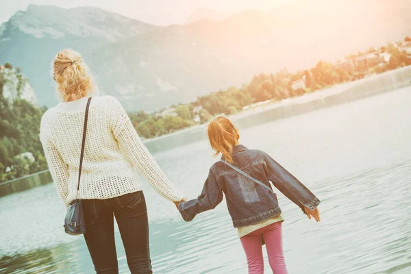 Anne ve kızı bir göl üzerinde manzarayı