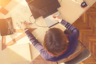 Ofiste çalışan genç bir kadın.