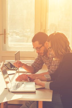 Genç grup insan iş planları tartışıyor.