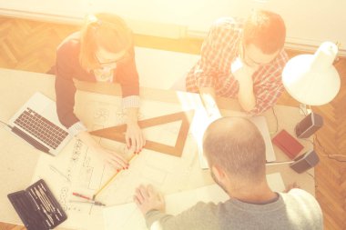 Genç grup insan iş planları birlikte toplantı tartışıyor