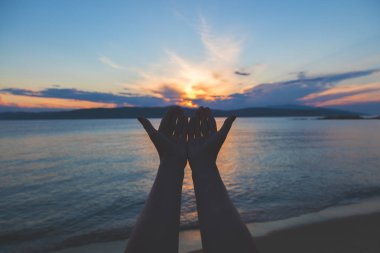 Genç kadının okyanus ile yaz / deniz manzaralı.