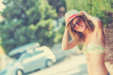 Sevimli kadın sıcak bir yaz saati gün sokakta mutlu hissediyor.