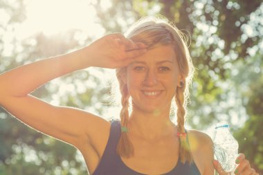 Doğada zor egzersiz sonrası susuz