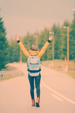 Doğanın keyfini ve ücretsiz duygu genç kadın.