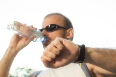 Kentsel jogger egzersiz sonra saatine bakıyor