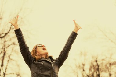 mutlu kadın kolları olan dururken çığlık gözlük ormanda güneş doğarken uzanmış.