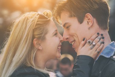 mutlu genç çift gülüyor ve birbirlerine Caddesi'nde seyir aşık