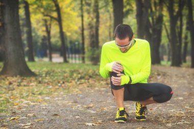 Genç adam koşu kadeh 