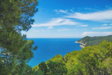 Gündüz, güzel deniz manzaralı