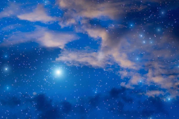 Estrellas Brillantes Que Brillan Cielo Nocturno Con Nubes Esponjosas Concepto — Foto de Stock