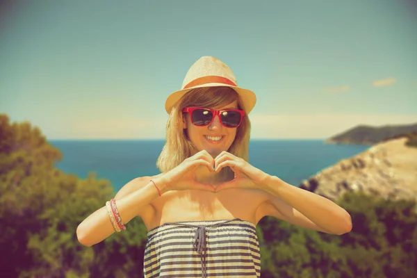 Attractive Woman Sunglasses Hat Hands Showing Heart Sign While Standing — Stock Photo, Image