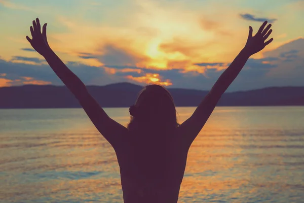 Junge Frau Genießt Den Sommer Mit Meerblick — Stockfoto