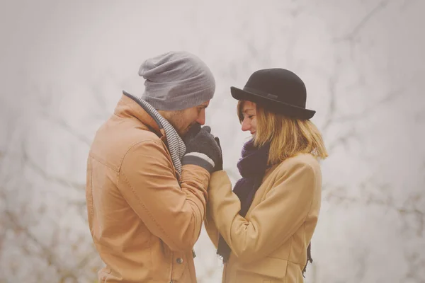 Romántico Hombre Mirando Novia Besar Manos Aire Libre — Foto de Stock