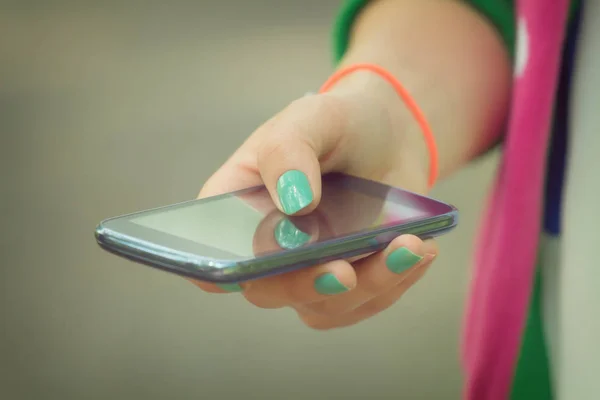 Mano Femminile Digitando Smartphone Primo Piano — Foto Stock