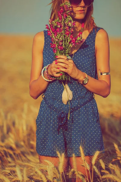 Donna Con Mazzo Fiori Selvatici Piedi Nel Prato Orzo Nella — Foto Stock