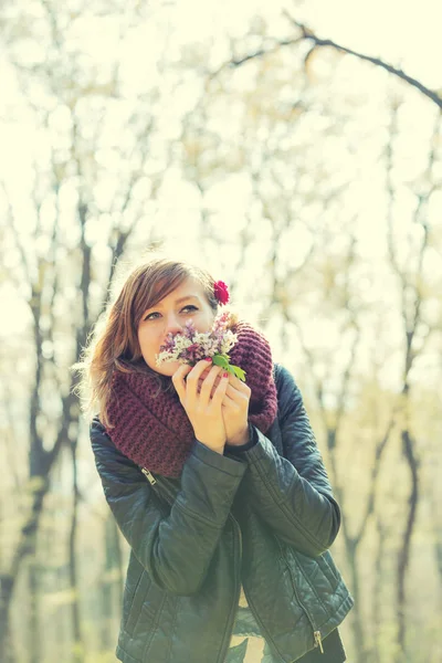 Sevimli Kadın Güzel Çiçek Buketi Bulanık Doğal Zemin Üzerine Kokulu — Stok fotoğraf